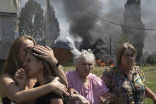 Des habitants de la région de Kharkiv, mardi après un impact russe. Une trentaine de personnes ont été blessées.